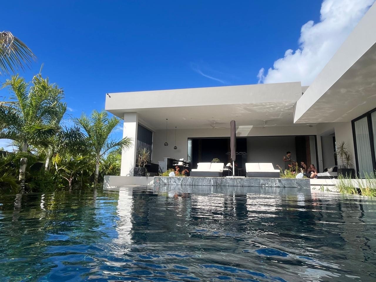 Infinity pool and covered alfresco